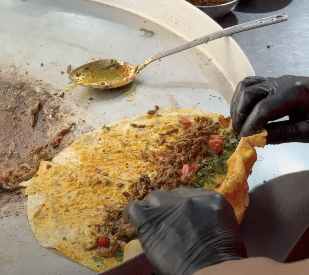 Street food i Istanbul - tantuni med rød og grøntsager