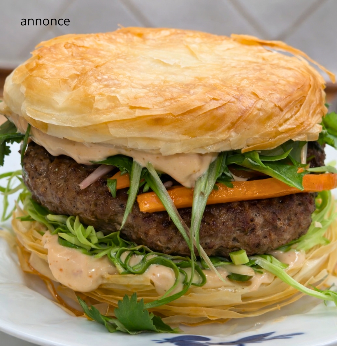 asiatisk inpireret wonton burger i kinesisk burgerbolle
