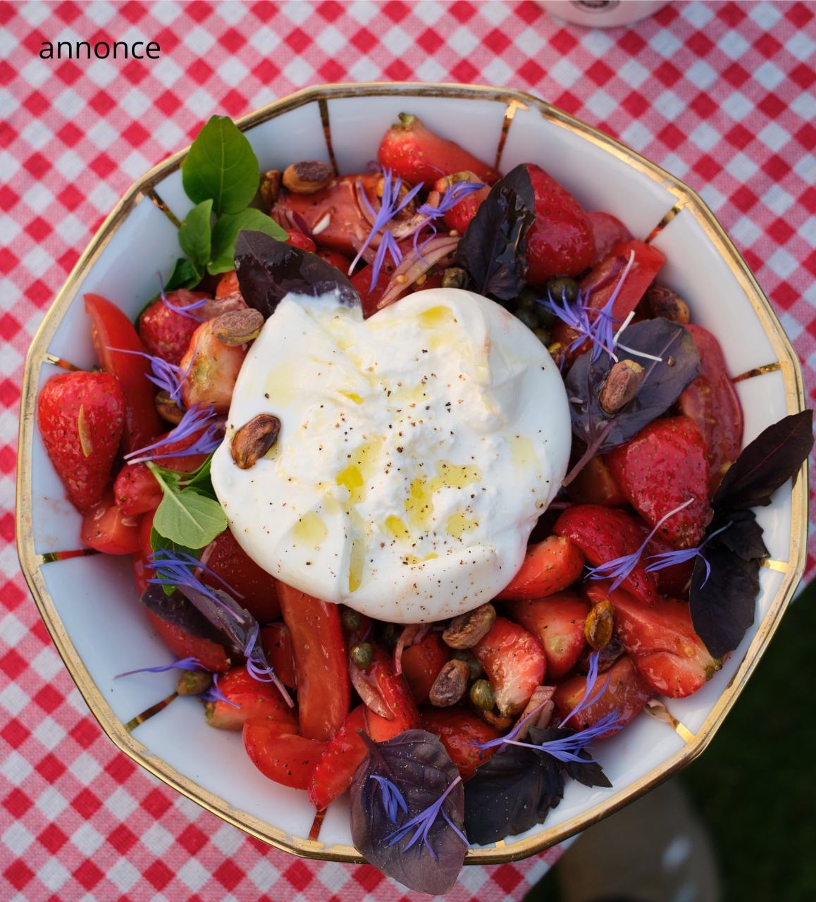 tomatsalat med jordbær og burata